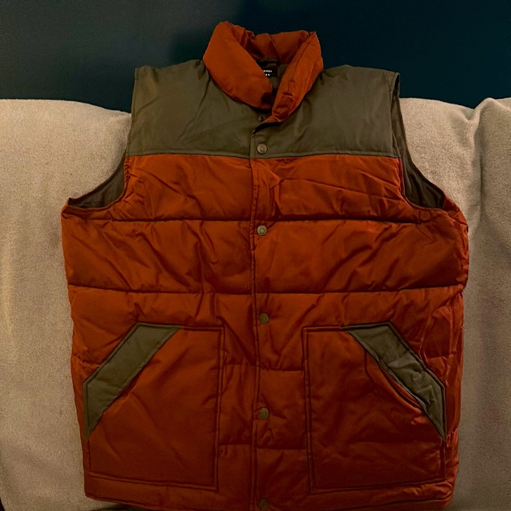 Men’s gap XL, puffy vest